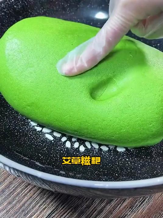 混点黑米粉做红艾草糍粑 粗粮养生的家常味超暖心