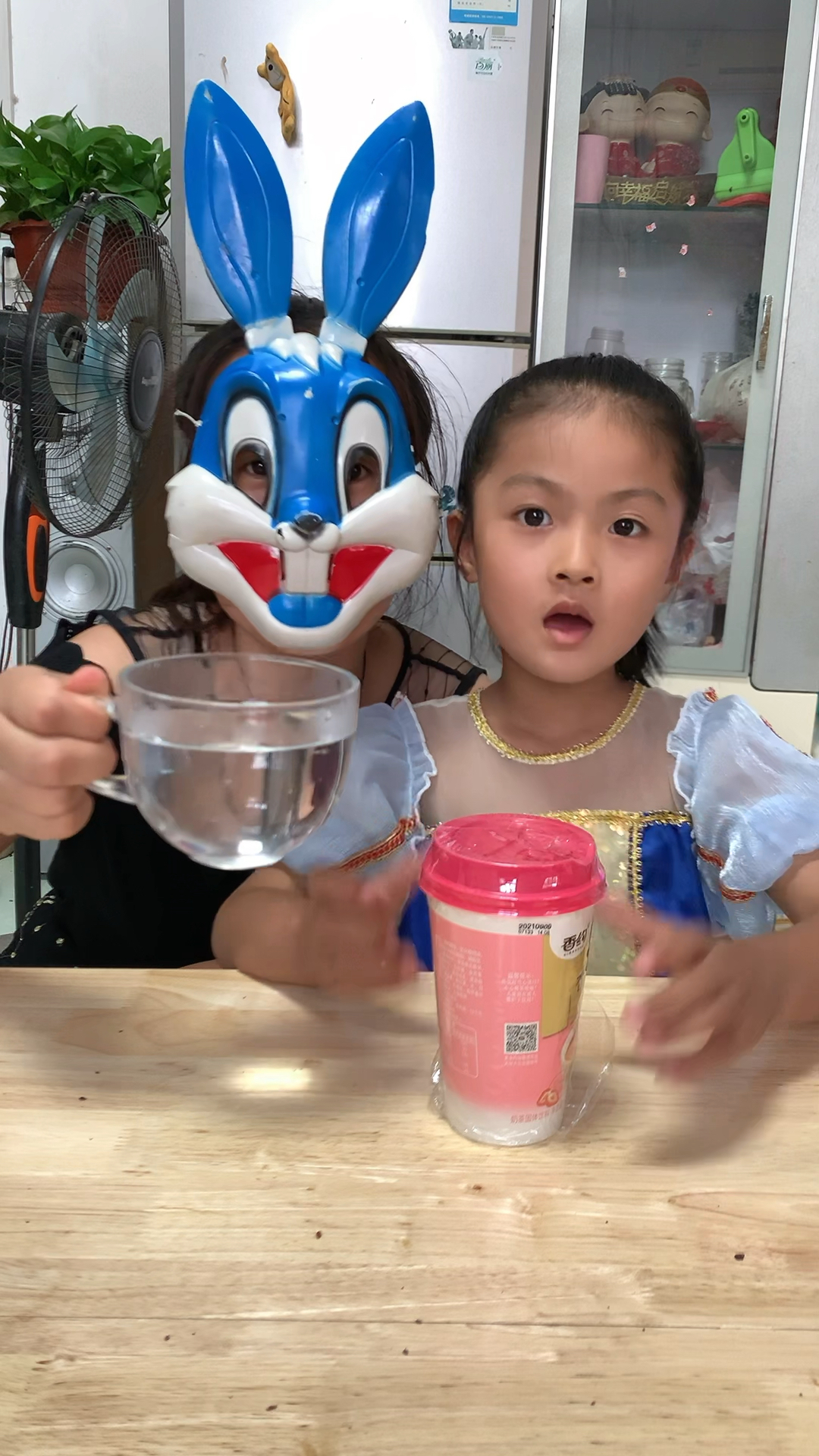 亲子互动游戏,这个小兔子喝我的奶茶快来人帮帮我