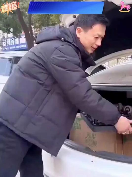 可以折叠的小推车,家里备上一台,拉货买菜都可以用它,可方便了
