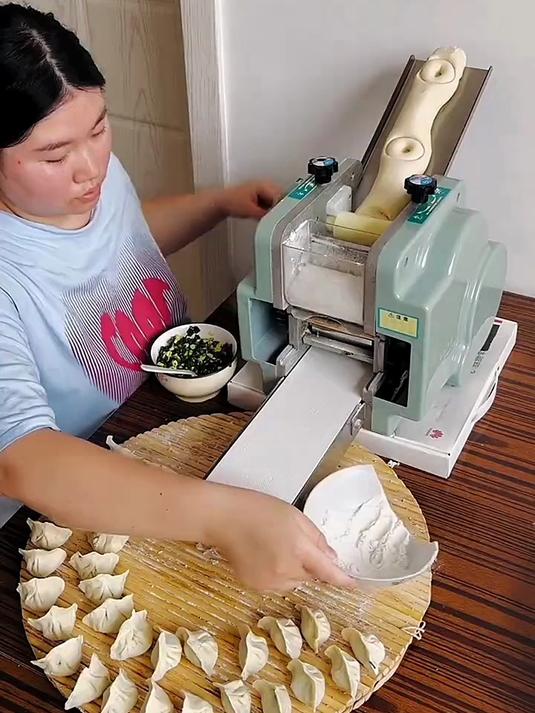 压饺子皮的机器太快了