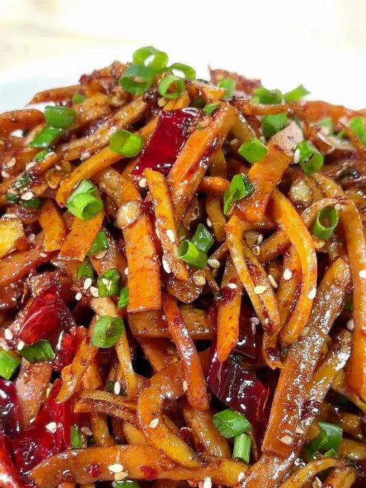 比起新鲜鱿鱼,我更喜欢干鱿鱼,不仅下饭学会又是一道追剧小零食