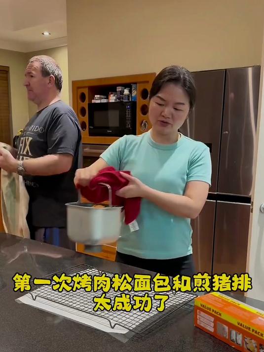 今晚的煎猪排和肉松面包太成功了，特别这猪排又嫩又香