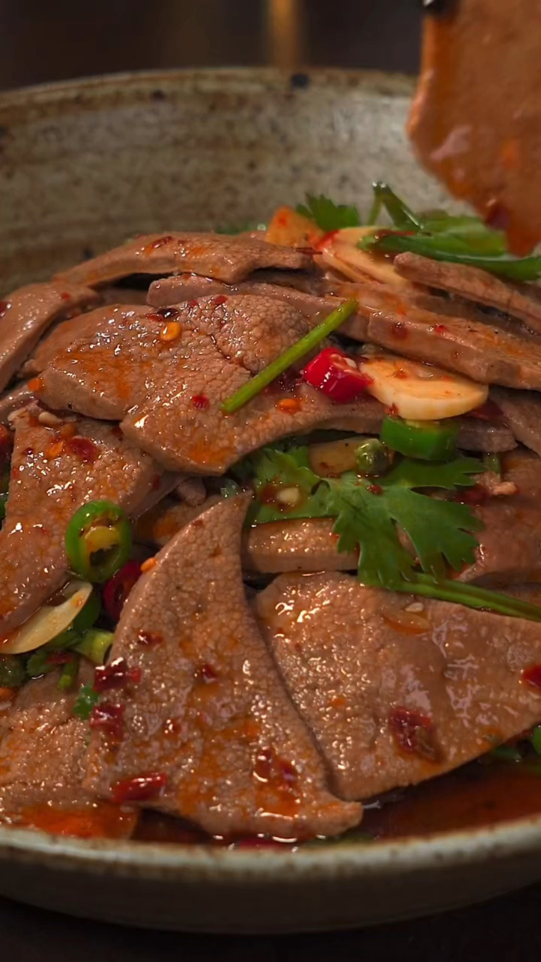 夏天的猪肝就得这么凉拌着吃,麻辣鲜嫩,下酒又下饭