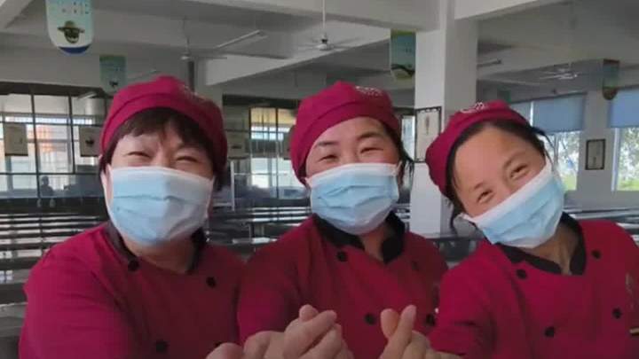 安徽阜阳一学校,食堂饭菜,学生爸妈来做