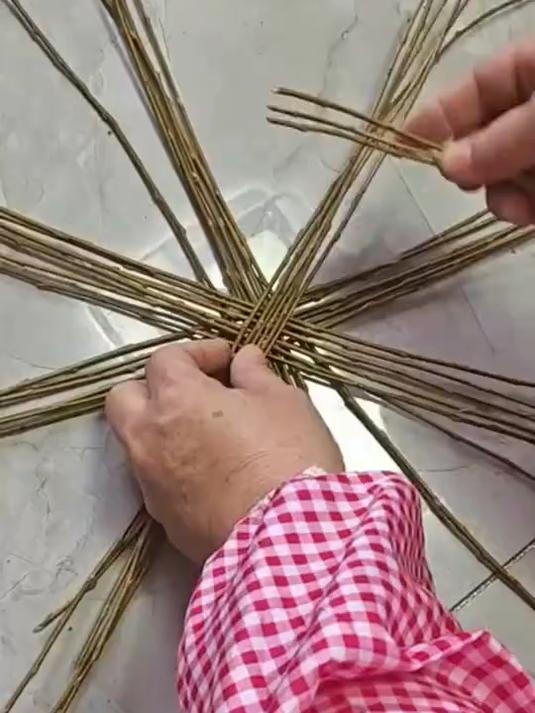 民间传统的老手艺,手工百年之的鸡蛋筐,大家有没有觉得很熟悉