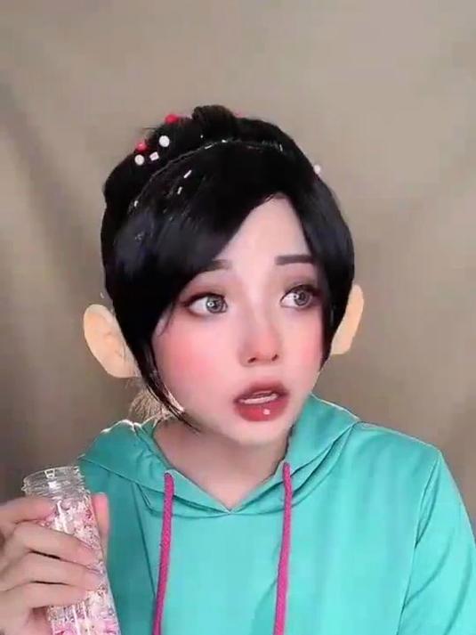 当迪士尼最小公主碰到帅哥后,这反应也太可爱了