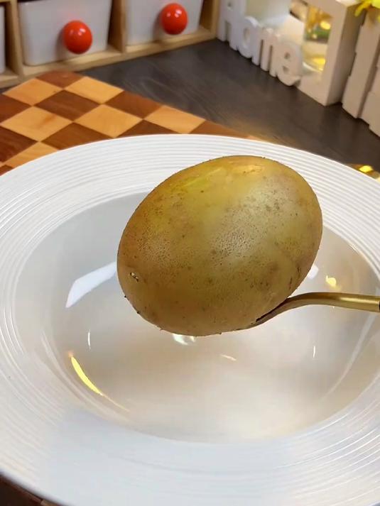 姐妹们,减脂期的午餐,我又来吃土豆泥沙拉了,真的低卡又好吃