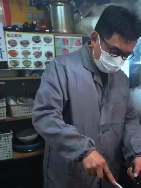 街头的葱爆牛肉面太香了