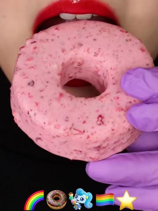 解压视频:甜甜圈食物咀嚼音 小朋友的最爱