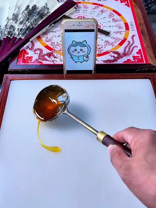 #AI中国年我的春节故事#用传统非遗糖画画一个流行卡通造型,乌萨奇,小八糖画可爱又好吃