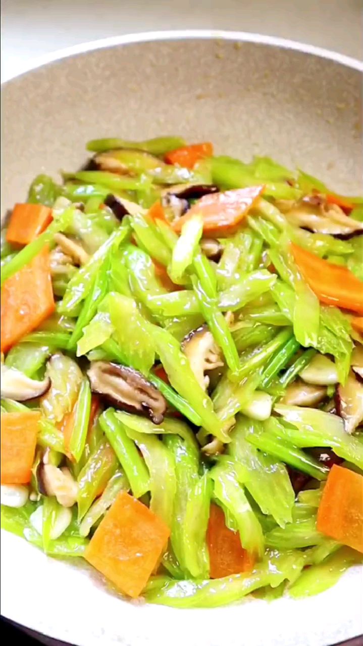 分享美食素炒芹菜做法