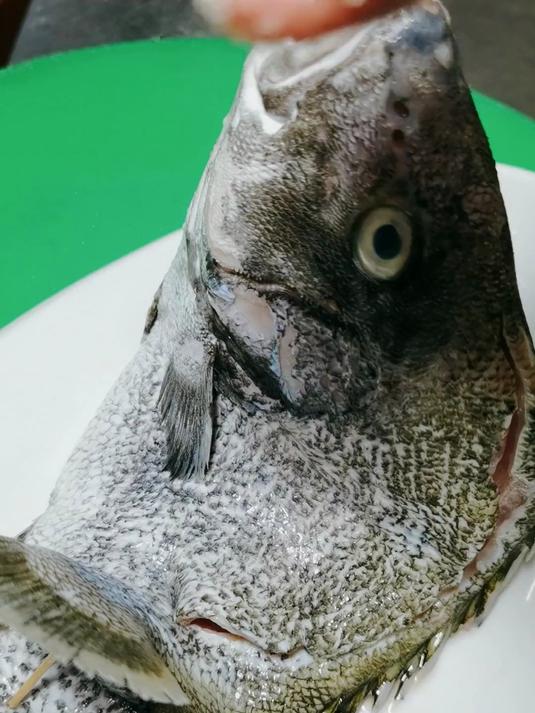 只需两刀清蒸鱼也可以做出翘头翘尾的样子