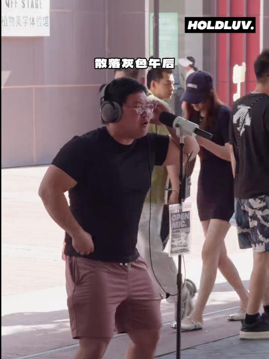 知名英文博主在街头开麦挑战疯狂秀“肌肉”