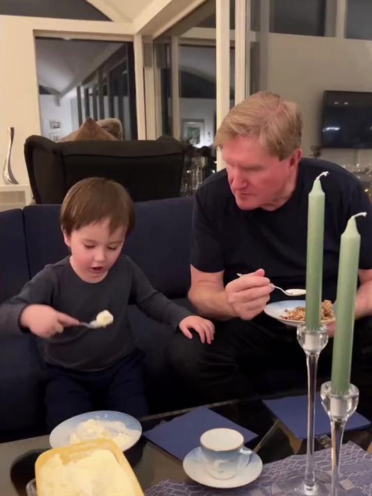 来挪威公公家吃饭,他的女友做鳕鱼籽给我们吃,很开心!