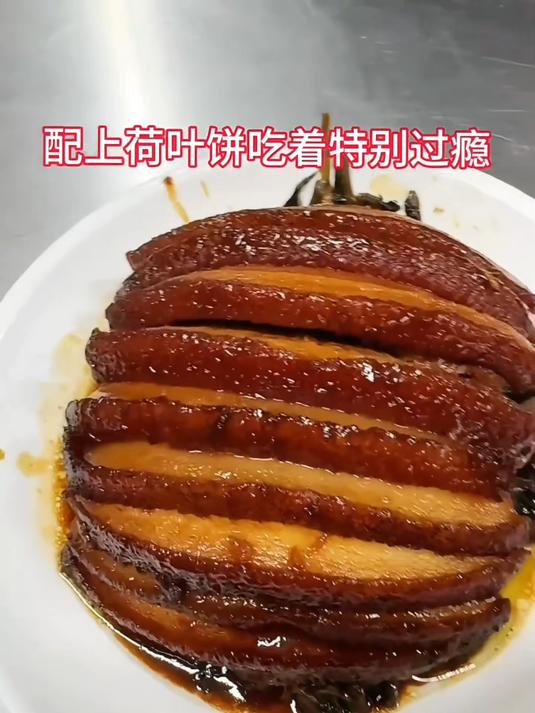 扣碗之冠，非梅菜扣肉莫属！一口下去，满足味蕾所有幻想。#梅菜扣肉##年夜饭#