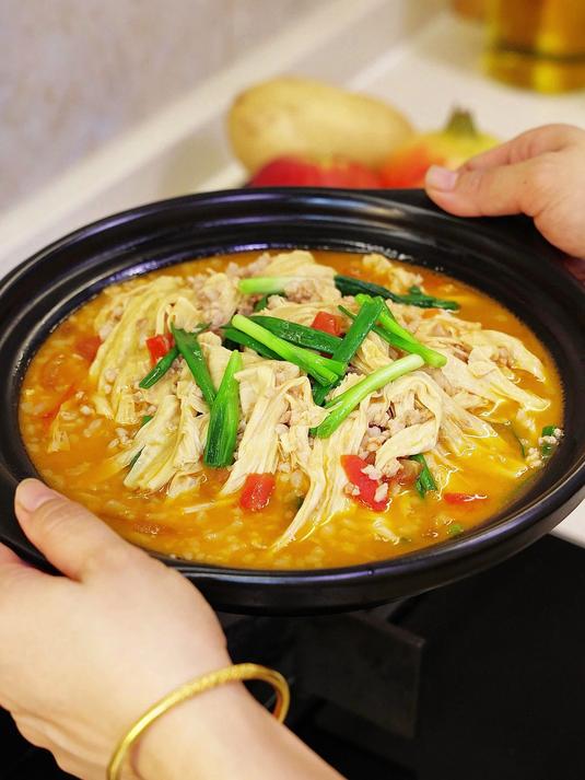 每次做这道肉末焖腐竹，儿子都能吃满满一大碗米饭，太下饭了！