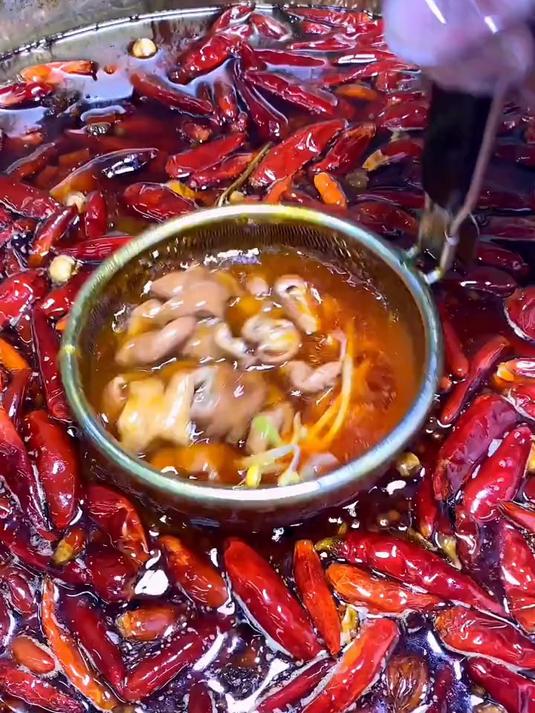 冒菜适合摆摊吗？低成本高回报好选择！