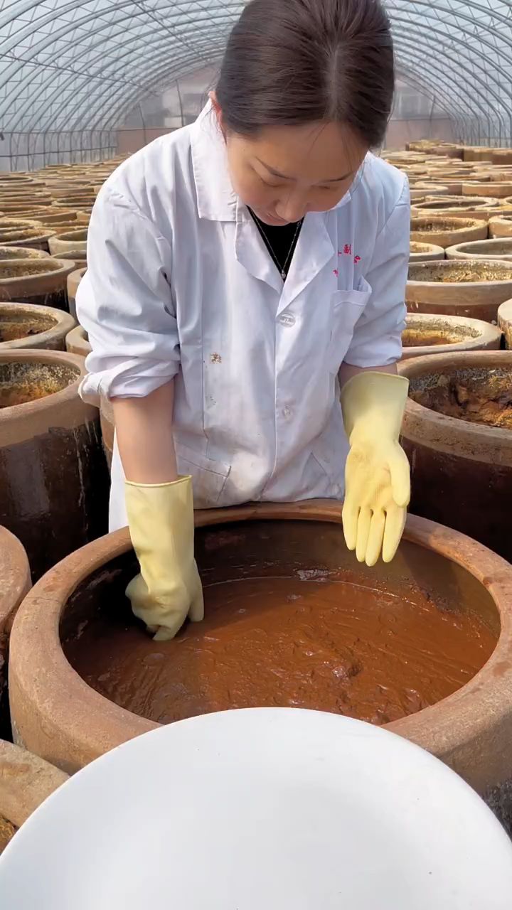 农家大酱腌制的酱缸黄瓜,没有添加剂防腐剂会偏咸 