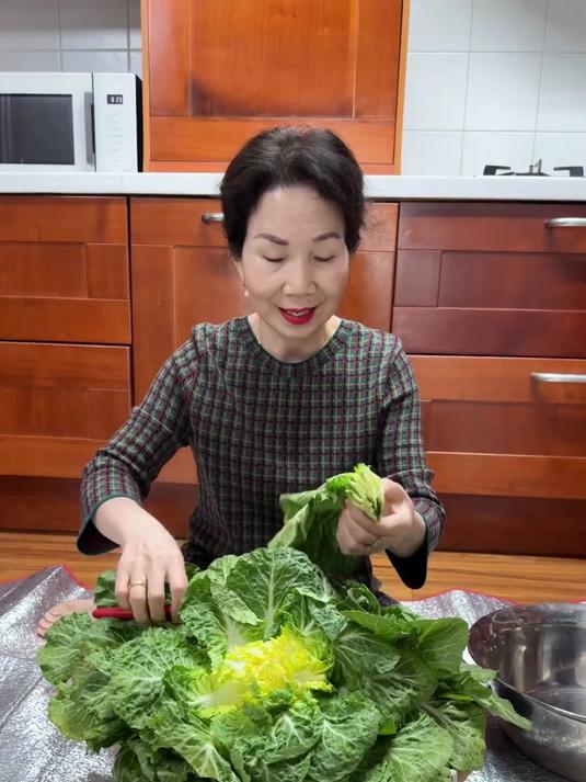 婆婆今天做春天的小菜 拌春白菜