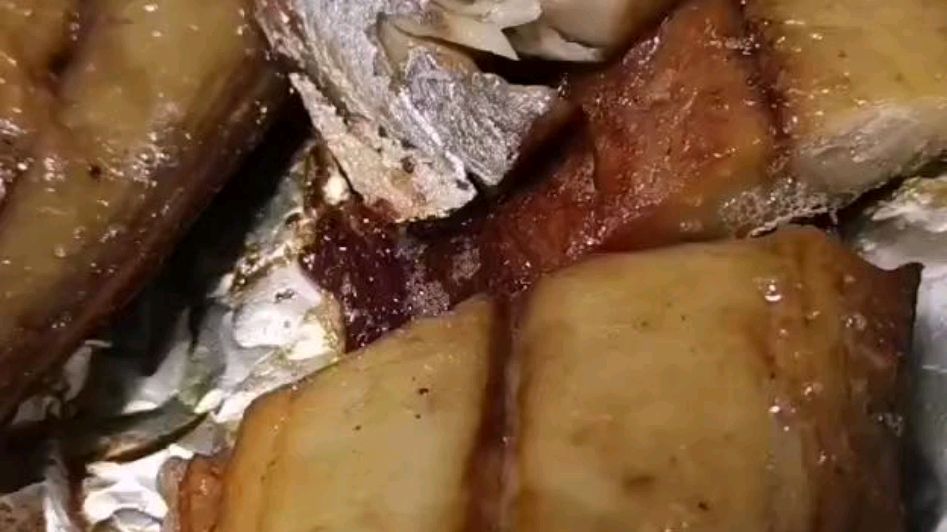 自己家晒的鲅鱼片,我最简单的做法就这样直接烤,不用添加任何东西,烤出来真香真鲜。别家的都齁