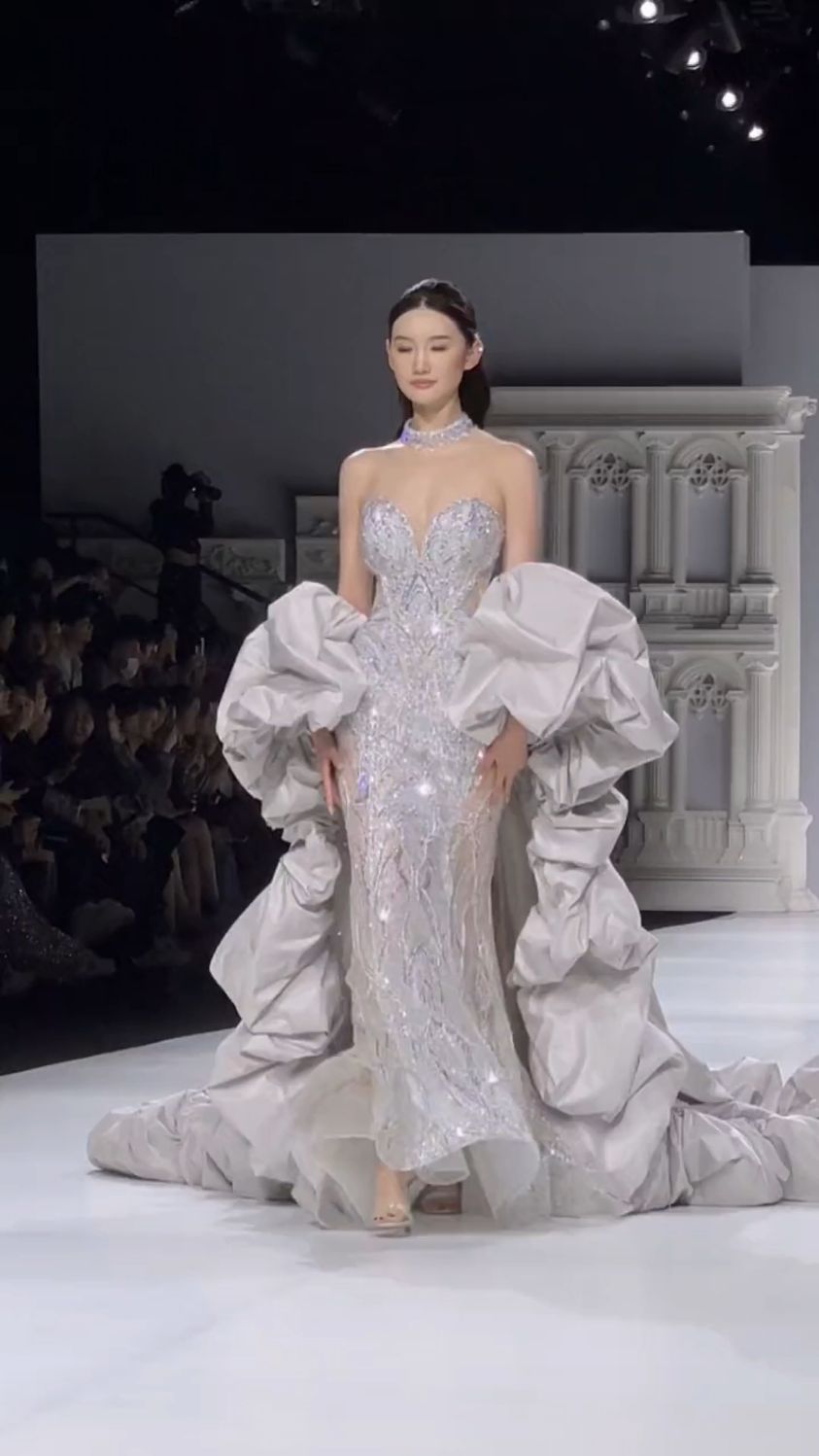 高定礼服秀现场直击,抹胸鱼尾裙高级感十足