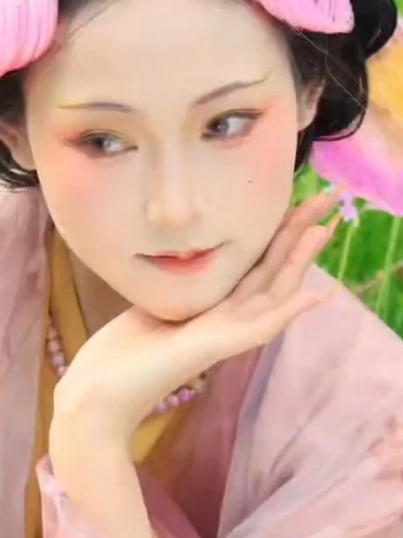 玫瑰枫叶蛾拟人 好像个香香软软的蛋糕呀