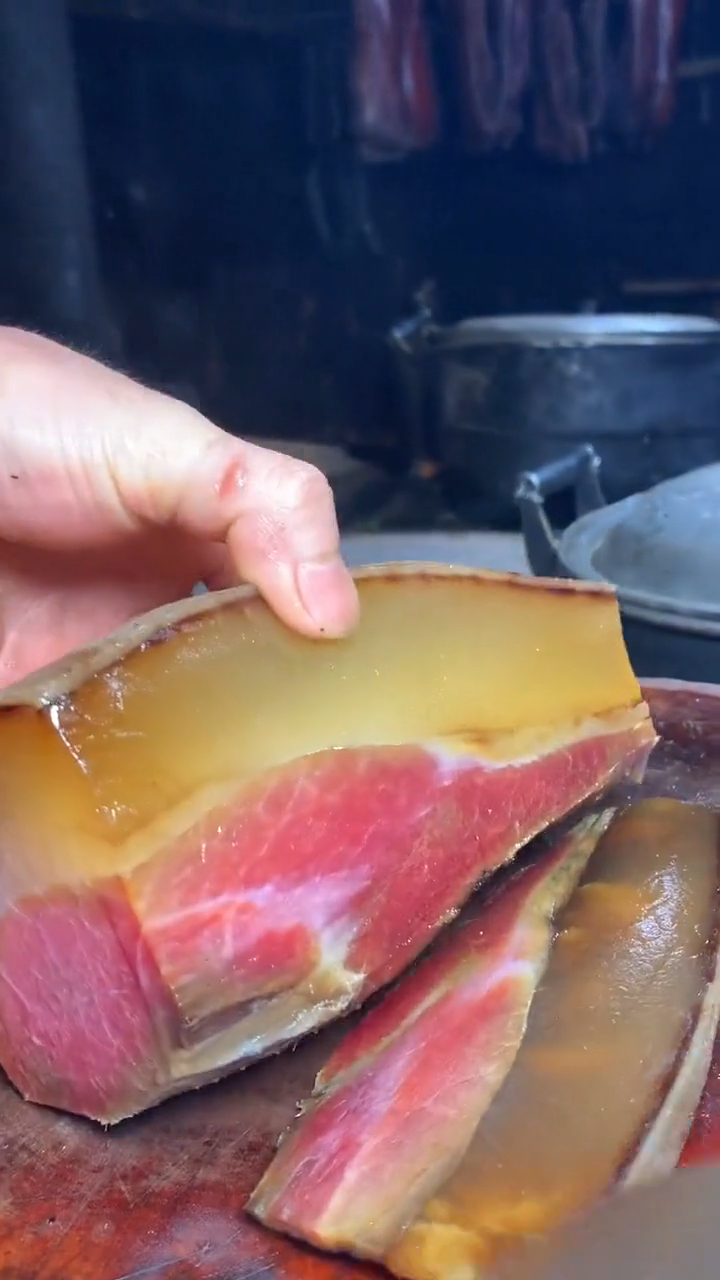 发酵一年以上的土猪肉,肥肉才发黄,好吃得很