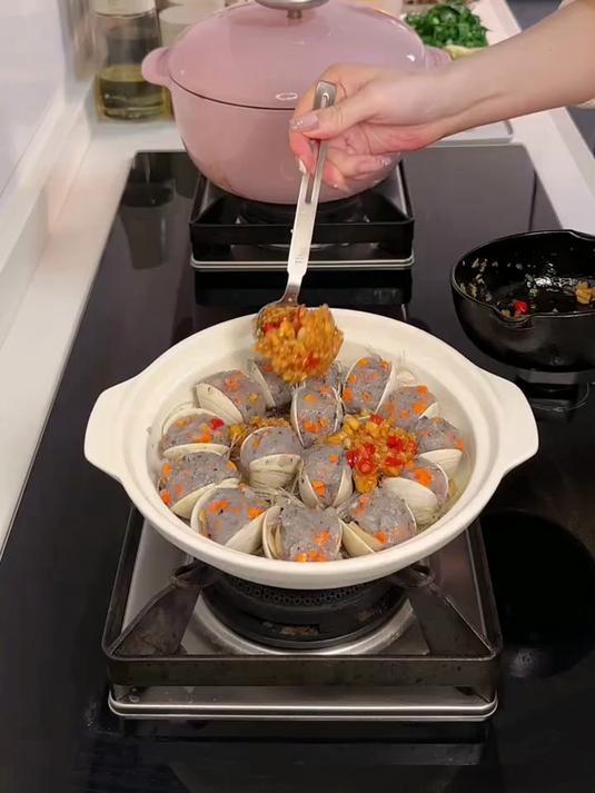 牛肋条3吃+卜卜贝虾滑煲 菜单:香煎牛肋条 清炖牛肋条 虾滑蛤蜊煲 芥末罗氏虾 凉拌折耳根