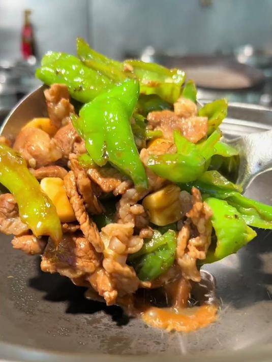螺丝椒小炒肉再放点鲍鱼螺，绝对是我朋友店里的一道特色菜……#优质视频巅峰挑战赛#