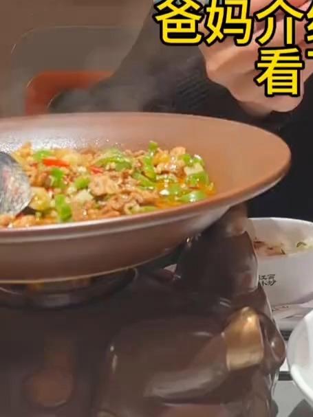 过年回家爸妈介绍的相亲对象，大家看看怎么样，网友：他在看什么