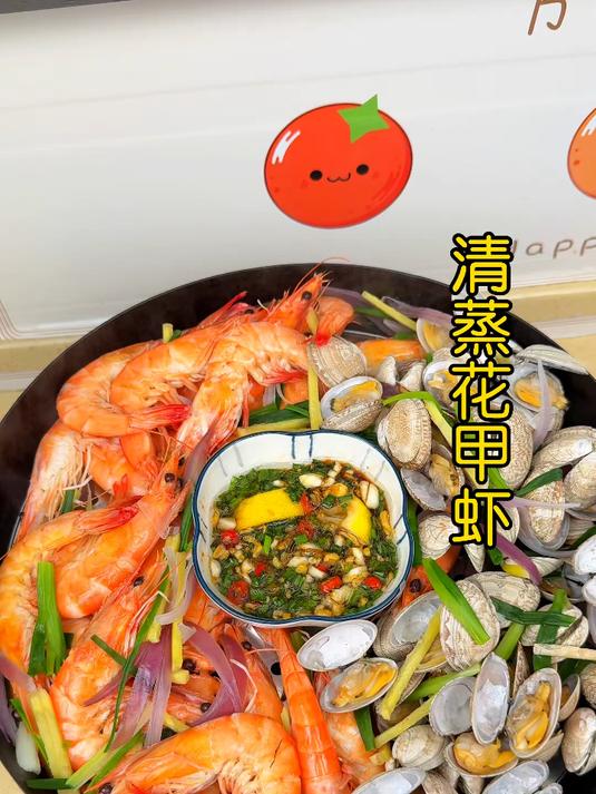 大虾最好吃的做法和花甲一起清蒸，鲜甜又好吃。再配上灵魂蘸料味道绝了