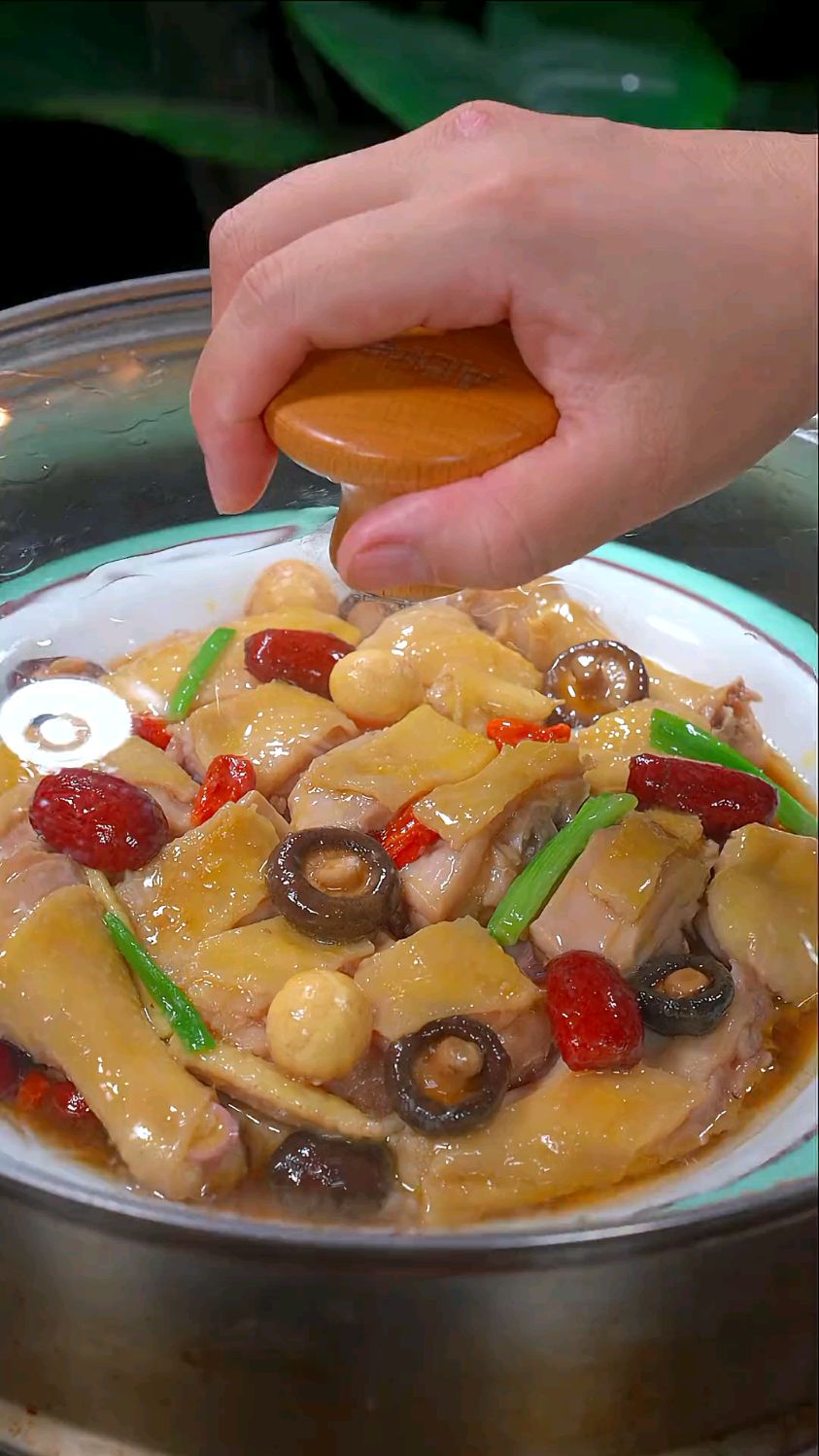 这是一道很受小朋友喜欢的一道菜,香菇蒸滑鸡,鸡肉鲜嫩好吃,大人小孩都喜欢吃家常菜