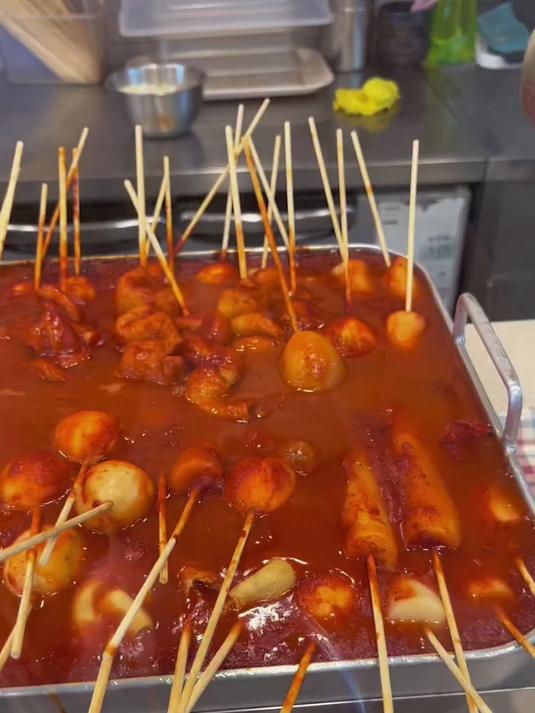 挑战韩国街头美食,爆辣鱼饼串