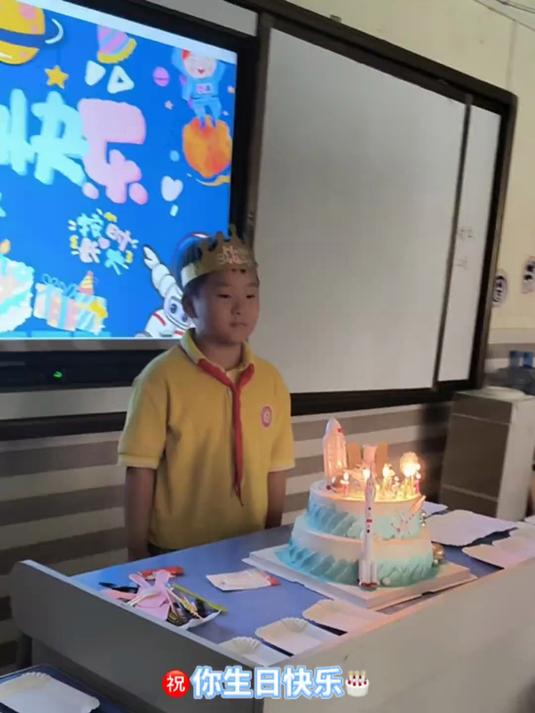 我的男孩8岁啦 今天是默默8岁的生日,订了个蛋糕给他送学校了