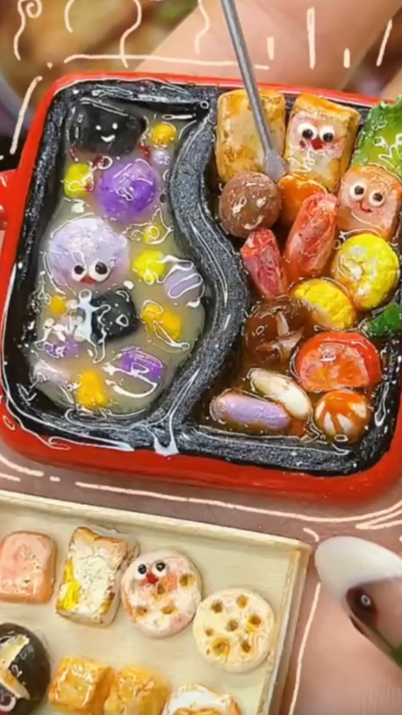 来看看我用粘土做的双拼小火锅吧～