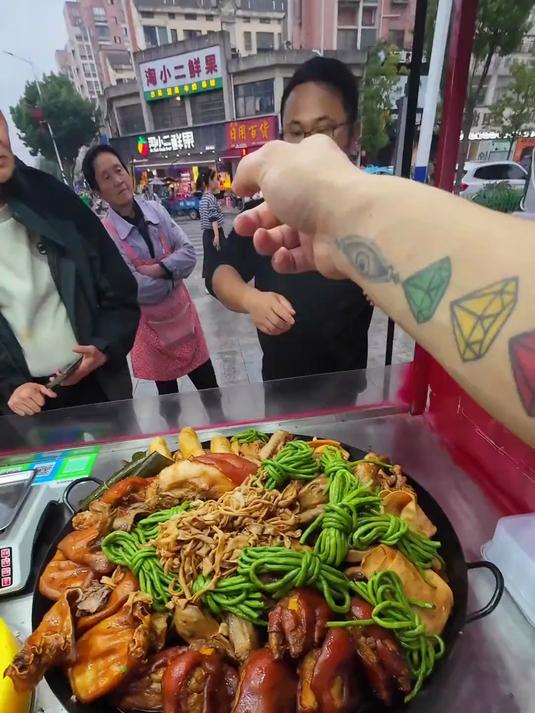 沉浸式带你体验摆摊卖大锅卤菜的一天 大锅卤菜