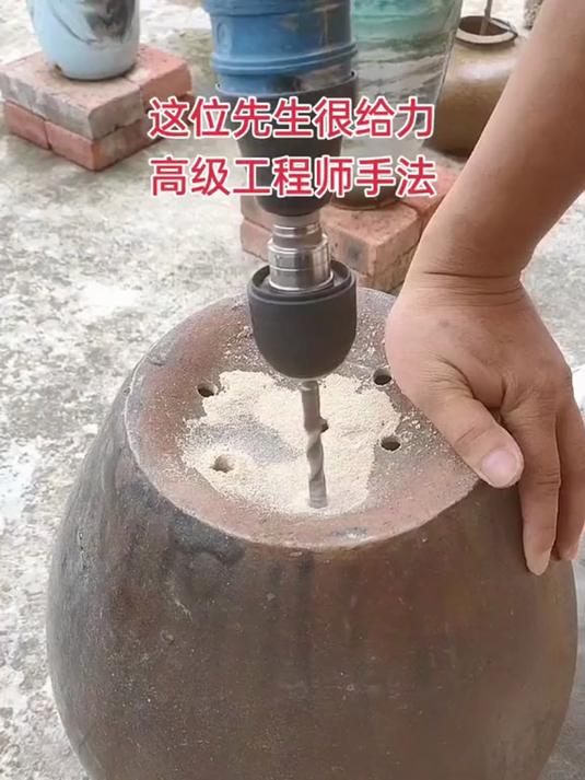 花盆根本不用买,家里的老坛子底部打上孔,直接就能种花使