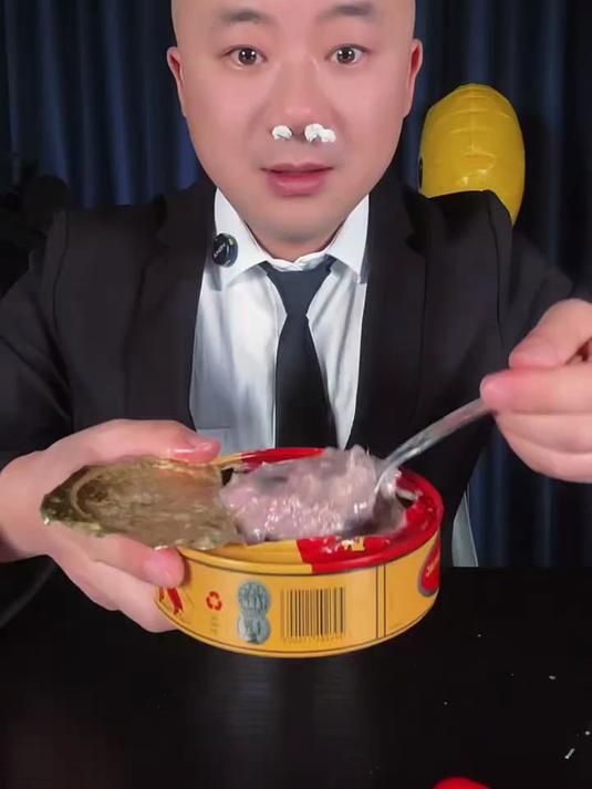 兄弟们,鲱鱼罐头吃过吗快叫上你的朋友吃起来吧