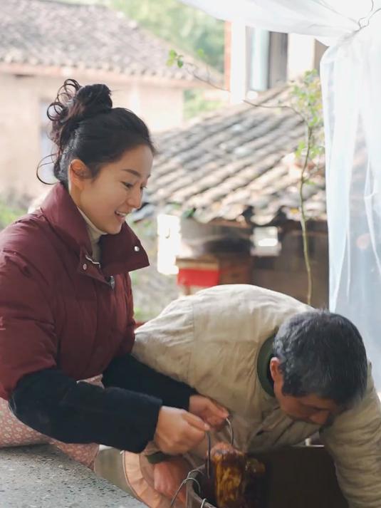 腊肉腌好起缸了，香肠水气风干了，挂到熏房秋腊肉香肠咯
