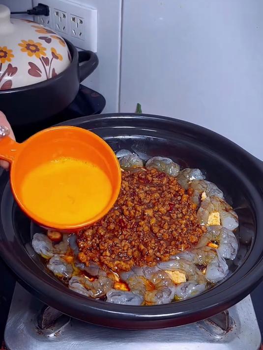 家庭版的虾仁豆腐煲这样做老人小孩都爱吃