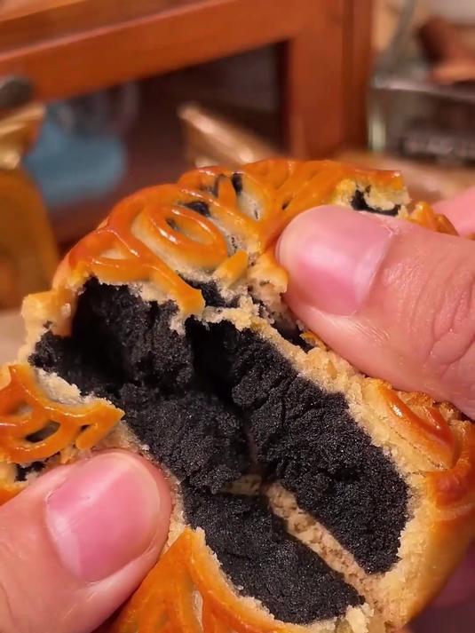 这款黑豆沙月饼,馅料细腻,味道很传统