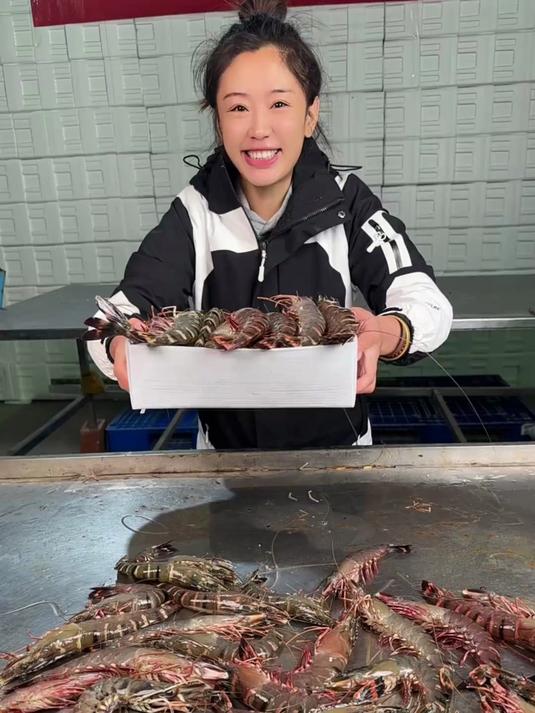 黑虎虾个头够大,一只就能占满一口,满足