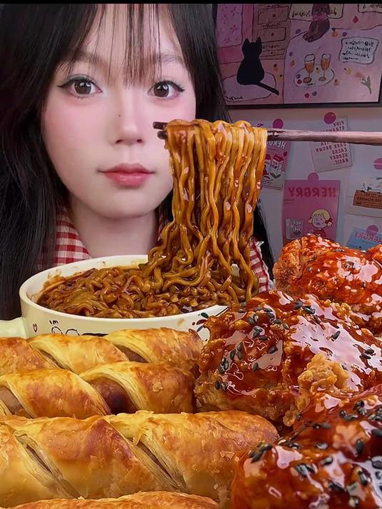 酥酥酥烤肠卷,炸酱面炸鸡吃吃吃