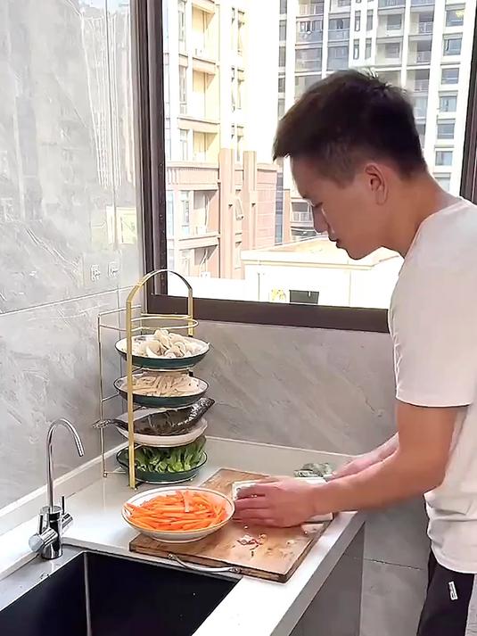 家里厨房可以放一个这样的备菜置物架，太实用了