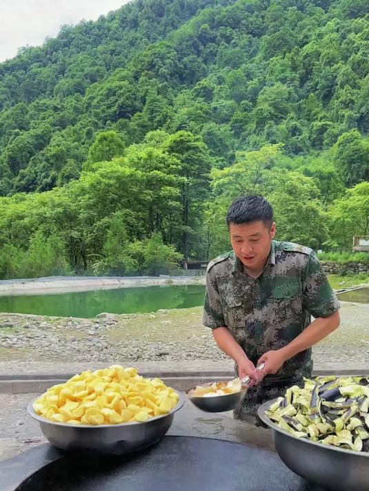 今天把水果蔬菜摘了给兄弟们做一锅(营养套餐)