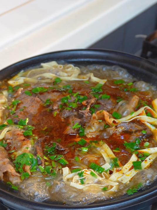 天气冷，给家人做上一锅热乎乎的牛肉粉丝汤，出锅大人小孩都爱喝