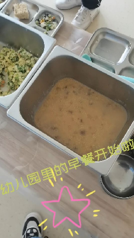 幼儿园里的早餐开始啦!