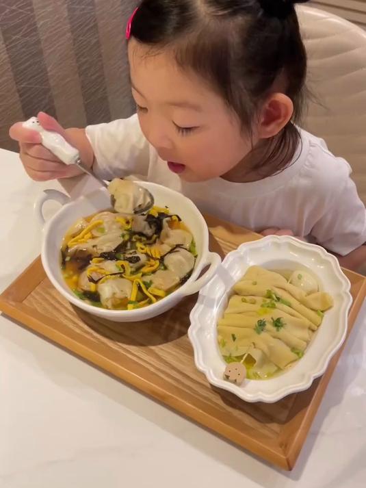 女儿说妈妈包的小馄饨比外面好吃太多了!虾仁鲜肉玉米口味