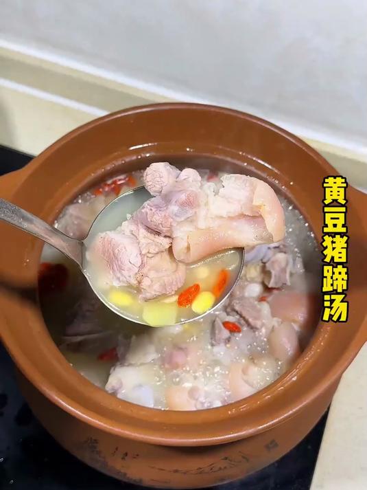 暖胃黄豆猪蹄汤：秋冬喝暖，肠胃舒适不寒凉