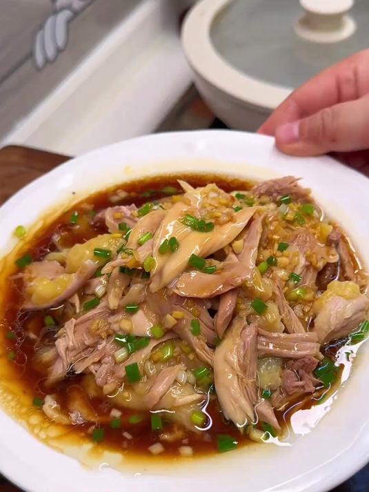 葱油手撕鸡，做法简单鸡肉鲜嫩多汁